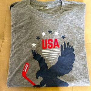 Sauce hockey USA tee